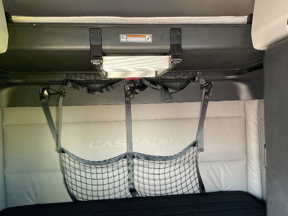 Sleeper Tractor-Heavy Duty Tractors-Freightliner-2021-T12664ST-Moberly-MO-735,116\n\t\tmiles-$ 42,250 - Image 15