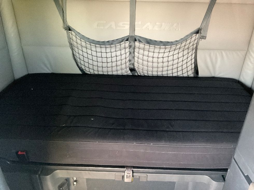 Sleeper Tractor-Heavy Duty Tractors-Freightliner-2021-T12664ST-Moberly-MO-735,116\n\t\tmiles-$ 42,250 - Image 16