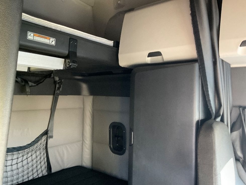 Sleeper Tractor-Heavy Duty Tractors-Freightliner-2021-T12664ST-Moberly-MO-735,116\n\t\tmiles-$ 42,250 - Image 17