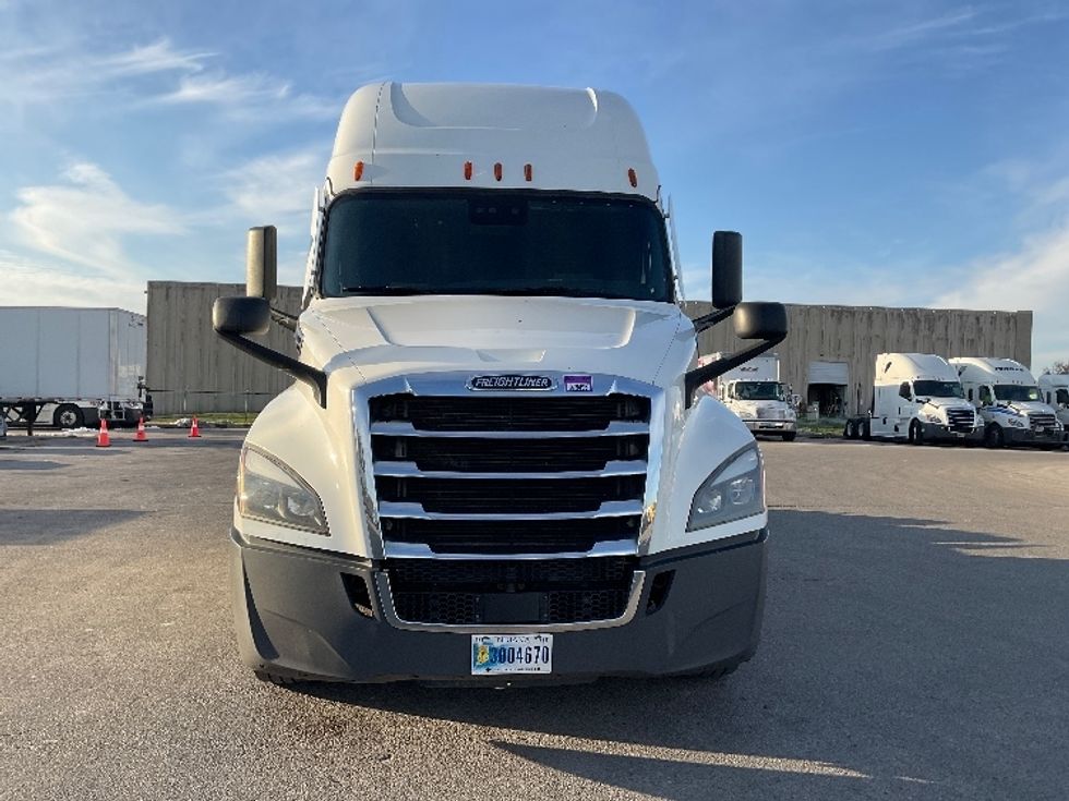 Sleeper Tractor-Heavy Duty Tractors-Freightliner-2021-T12664ST-Moberly-MO-735,116\n\t\tmiles-$ 42,250 - Image 2