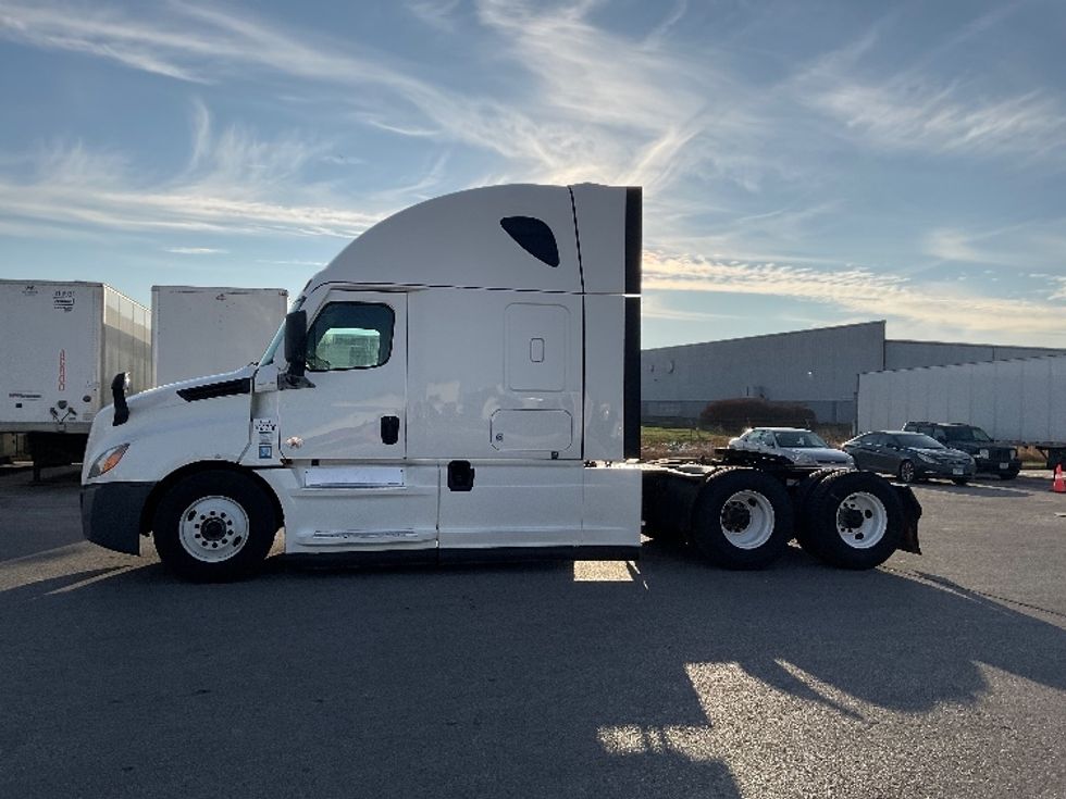 Sleeper Tractor-Heavy Duty Tractors-Freightliner-2021-T12664ST-Moberly-MO-735,116\n\t\tmiles-$ 42,250 - Image 4