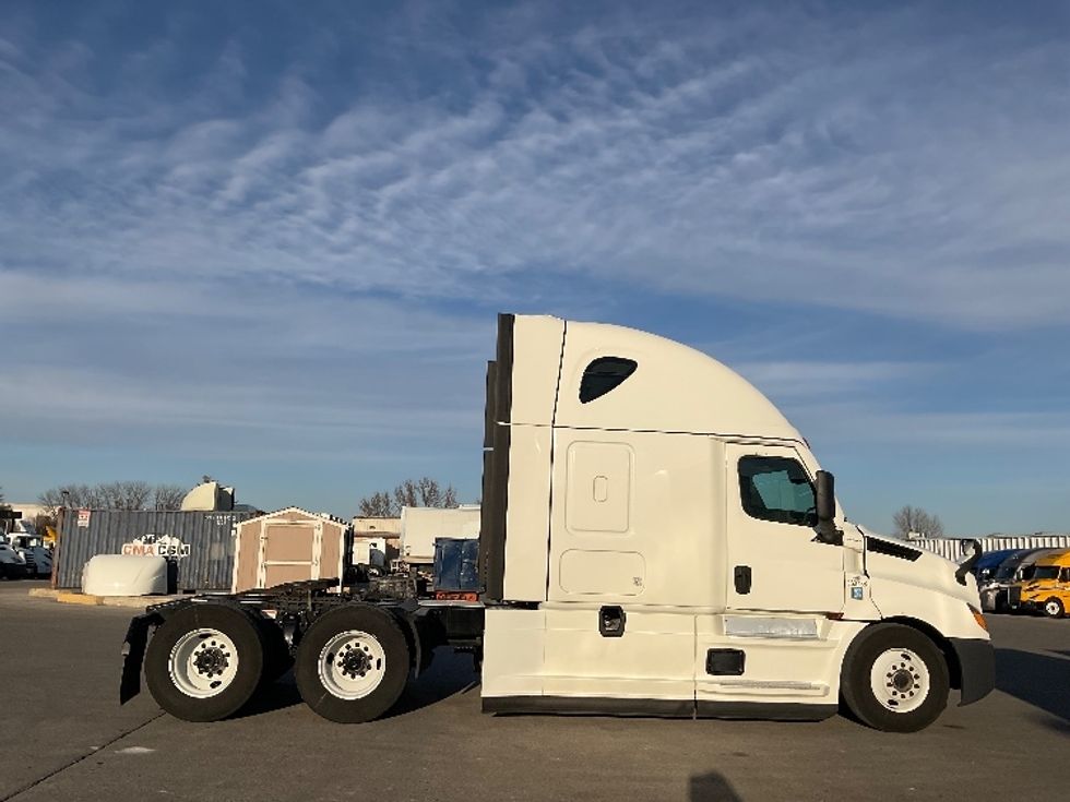 Sleeper Tractor-Heavy Duty Tractors-Freightliner-2021-T12664ST-Moberly-MO-735,116\n\t\tmiles-$ 42,250 - Image 7