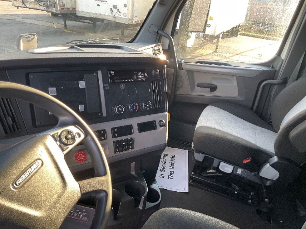 Sleeper Tractor-Heavy Duty Tractors-Freightliner-2021-T12664ST-Moberly-MO-735,116\n\t\tmiles-$ 42,250 - Image 9