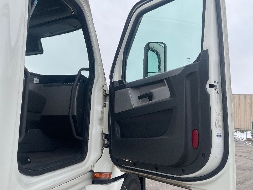 Sleeper Tractor-Heavy Duty Tractors-Freightliner-2021-T12664ST-Moberly-MO-745,226\n\t\tmiles-$ 41,500 - Image 10