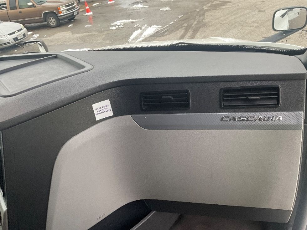 Sleeper Tractor-Heavy Duty Tractors-Freightliner-2021-T12664ST-Moberly-MO-745,226\n\t\tmiles-$ 41,500 - Image 11