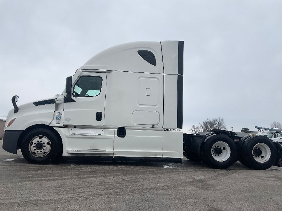 Sleeper Tractor-Heavy Duty Tractors-Freightliner-2021-T12664ST-Moberly-MO-745,226\n\t\tmiles-$ 41,500 - Image 4