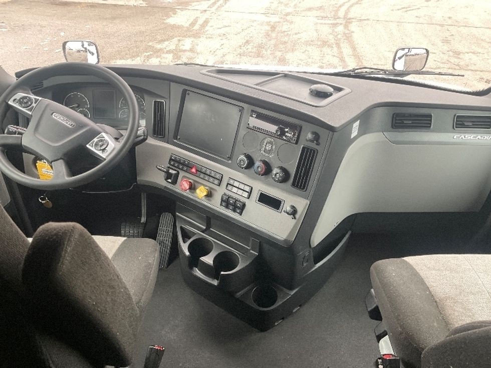 Sleeper Tractor-Heavy Duty Tractors-Freightliner-2021-T12664ST-Moberly-MO-745,226\n\t\tmiles-$ 41,500 - Image 9