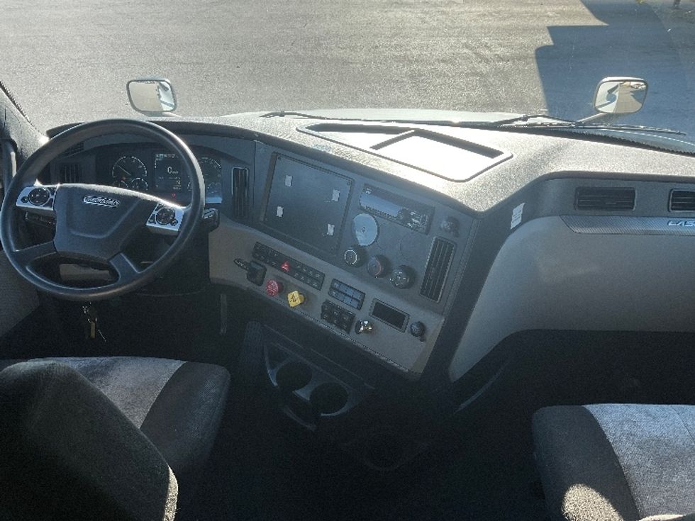 Sleeper Tractor-Heavy Duty Tractors-Freightliner-2021-T12664ST-Moberly-MO-753,361\n\t\tmiles-$ 42,250 - Image 12