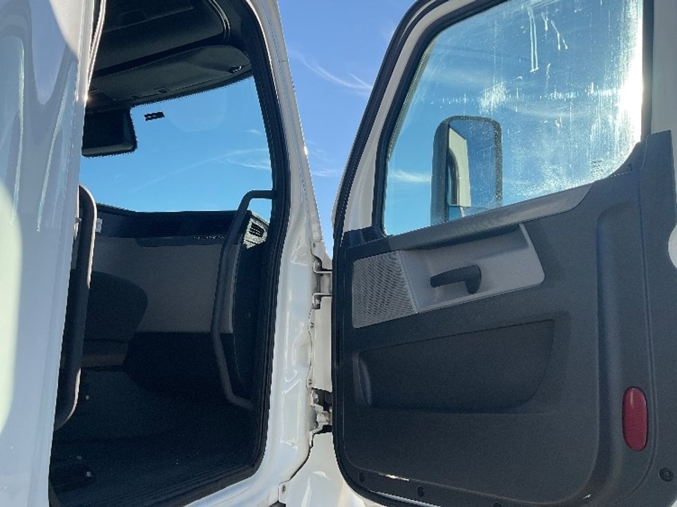 Sleeper Tractor-Heavy Duty Tractors-Freightliner-2021-T12664ST-Moberly-MO-753,361\n\t\tmiles-$ 42,250 - Image 13