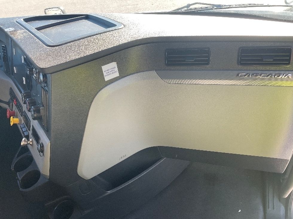 Sleeper Tractor-Heavy Duty Tractors-Freightliner-2021-T12664ST-Moberly-MO-753,361\n\t\tmiles-$ 42,250 - Image 14