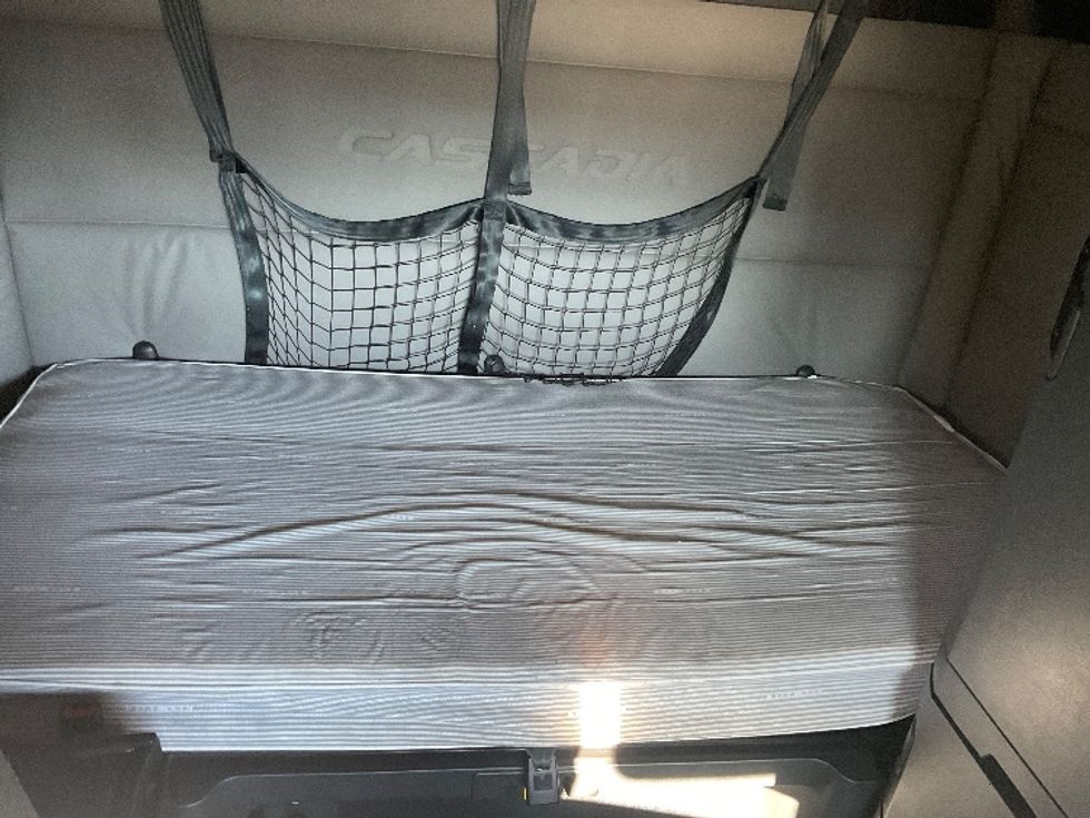 Sleeper Tractor-Heavy Duty Tractors-Freightliner-2021-T12664ST-Moberly-MO-753,361\n\t\tmiles-$ 42,250 - Image 17