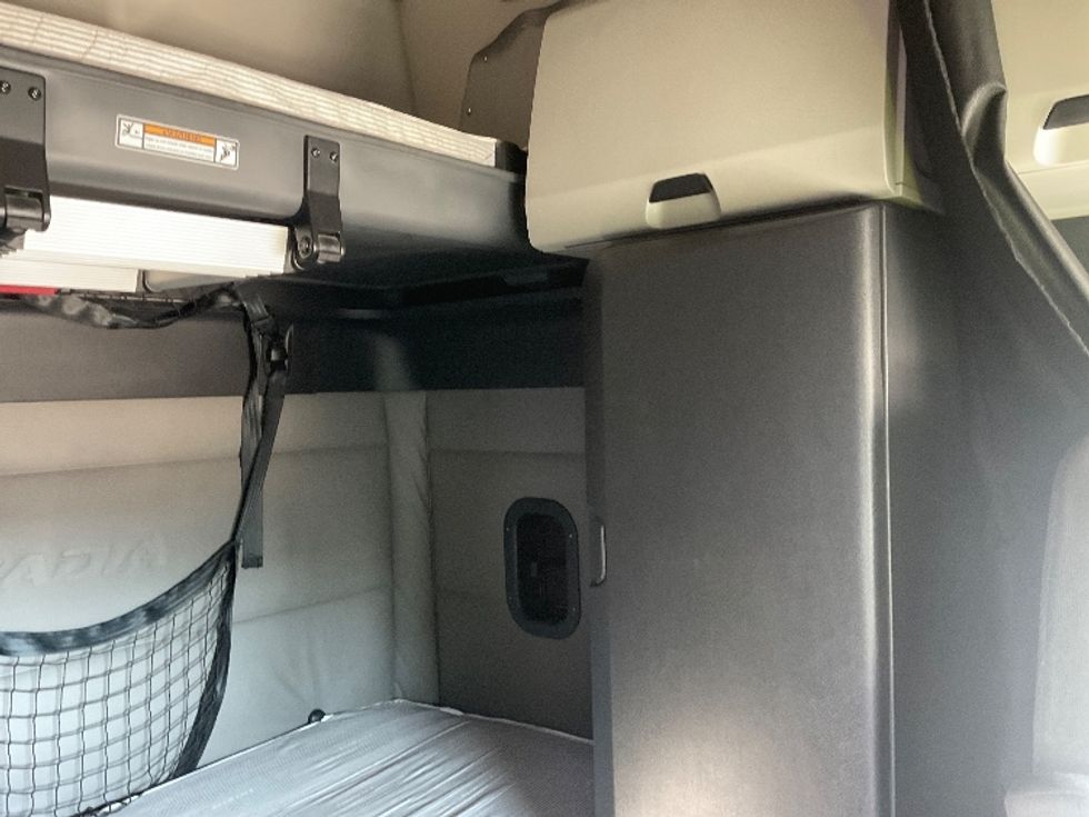 Sleeper Tractor-Heavy Duty Tractors-Freightliner-2021-T12664ST-Moberly-MO-753,361\n\t\tmiles-$ 42,250 - Image 18