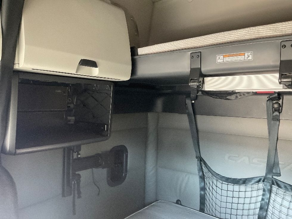 Sleeper Tractor-Heavy Duty Tractors-Freightliner-2021-T12664ST-Moberly-MO-753,361\n\t\tmiles-$ 42,250 - Image 19