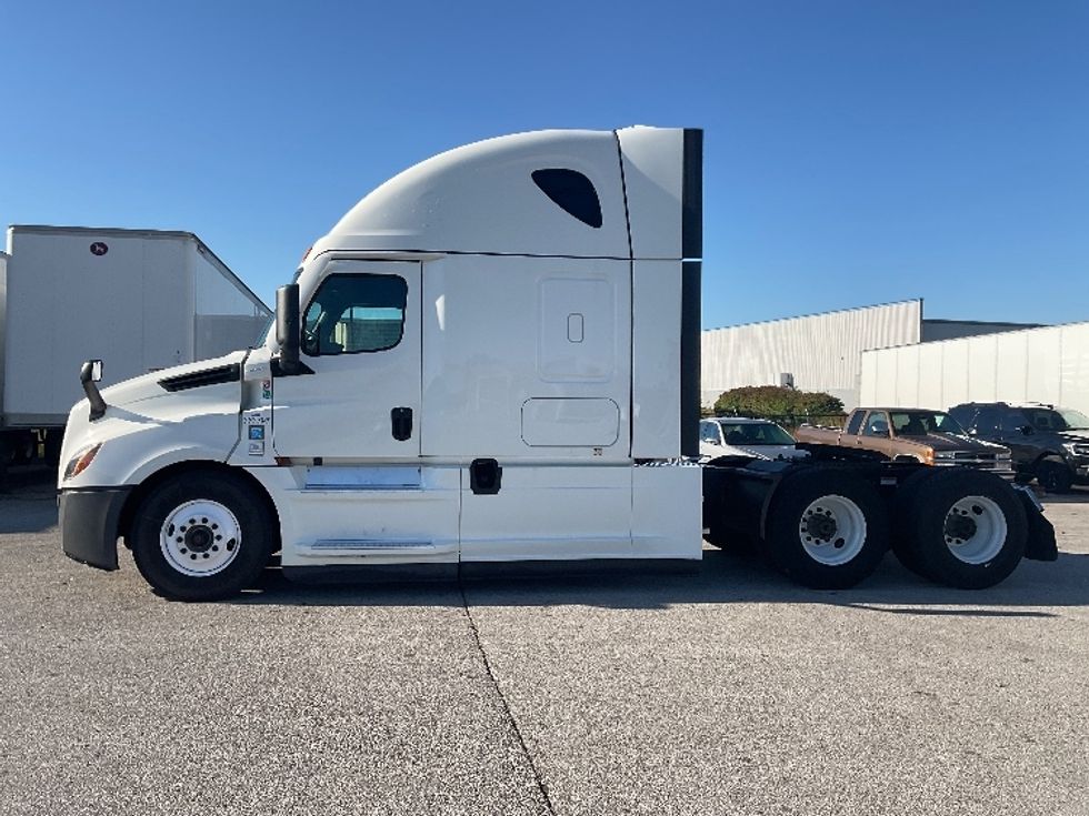 Sleeper Tractor-Heavy Duty Tractors-Freightliner-2021-T12664ST-Moberly-MO-753,361\n\t\tmiles-$ 42,250 - Image 4