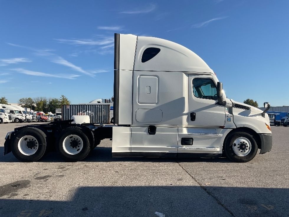 Sleeper Tractor-Heavy Duty Tractors-Freightliner-2021-T12664ST-Moberly-MO-753,361\n\t\tmiles-$ 42,250 - Image 8