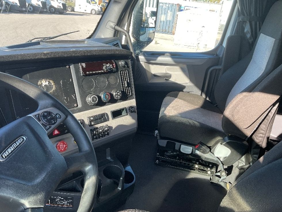 Sleeper Tractor-Heavy Duty Tractors-Freightliner-2021-T12664ST-Moberly-MO-755,140\n\t\tmiles-$ 42,000 - Image 10