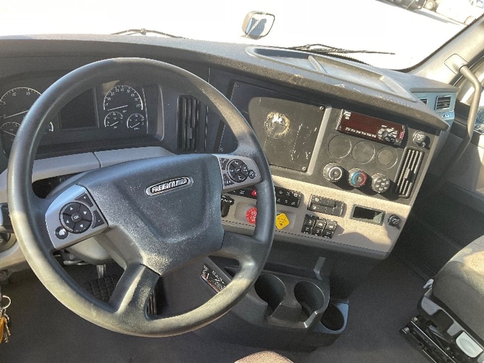 Sleeper Tractor-Heavy Duty Tractors-Freightliner-2021-T12664ST-Moberly-MO-755,140\n\t\tmiles-$ 42,000 - Image 11
