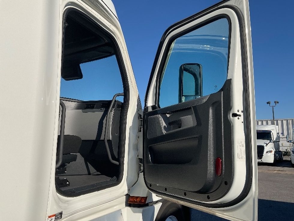 Sleeper Tractor-Heavy Duty Tractors-Freightliner-2021-T12664ST-Moberly-MO-755,140\n\t\tmiles-$ 42,000 - Image 13