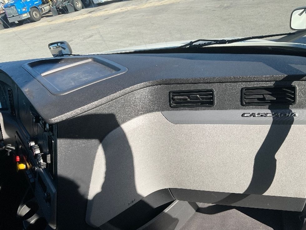 Sleeper Tractor-Heavy Duty Tractors-Freightliner-2021-T12664ST-Moberly-MO-755,140\n\t\tmiles-$ 42,000 - Image 14