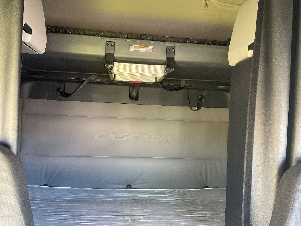 Sleeper Tractor-Heavy Duty Tractors-Freightliner-2021-T12664ST-Moberly-MO-755,140\n\t\tmiles-$ 42,000 - Image 16