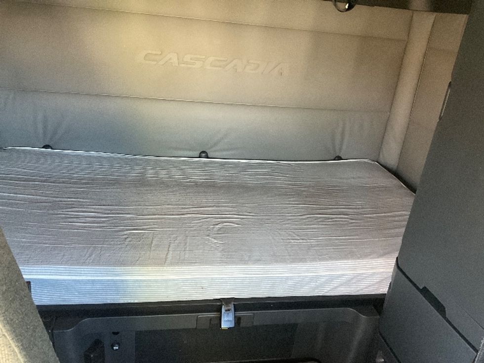 Sleeper Tractor-Heavy Duty Tractors-Freightliner-2021-T12664ST-Moberly-MO-755,140\n\t\tmiles-$ 42,000 - Image 17