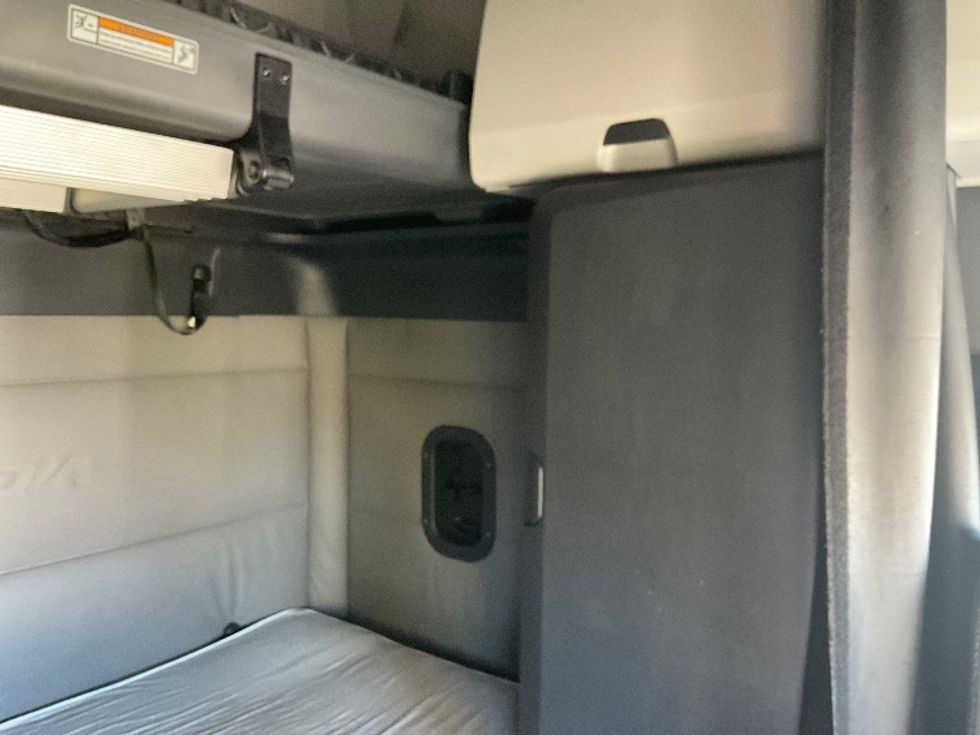 Sleeper Tractor-Heavy Duty Tractors-Freightliner-2021-T12664ST-Moberly-MO-755,140\n\t\tmiles-$ 42,000 - Image 18