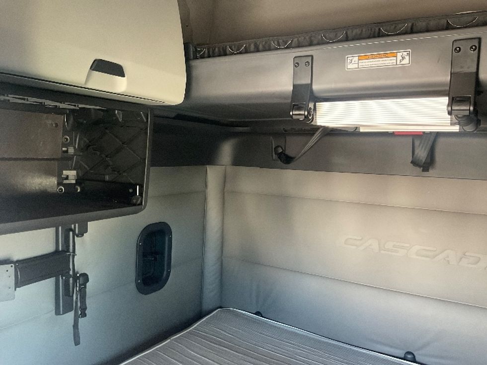 Sleeper Tractor-Heavy Duty Tractors-Freightliner-2021-T12664ST-Moberly-MO-755,140\n\t\tmiles-$ 42,000 - Image 19