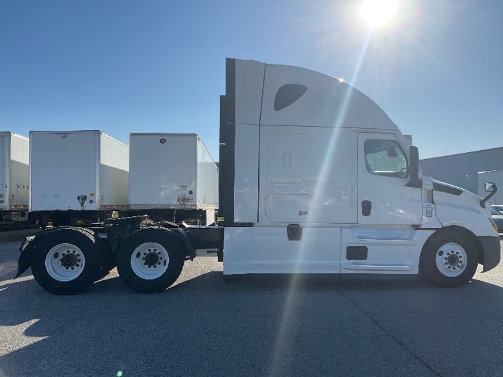 Sleeper Tractor-Heavy Duty Tractors-Freightliner-2021-T12664ST-Moberly-MO-755,140\n\t\tmiles-$ 42,000 - Image 8