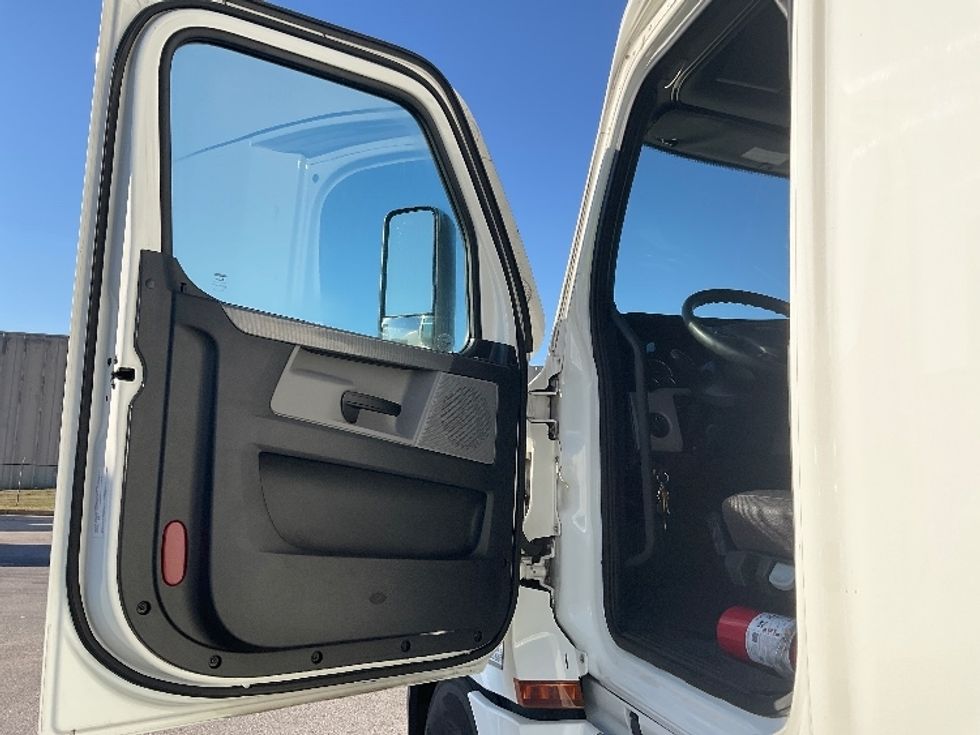 Sleeper Tractor-Heavy Duty Tractors-Freightliner-2021-T12664ST-Moberly-MO-755,140\n\t\tmiles-$ 42,000 - Image 9