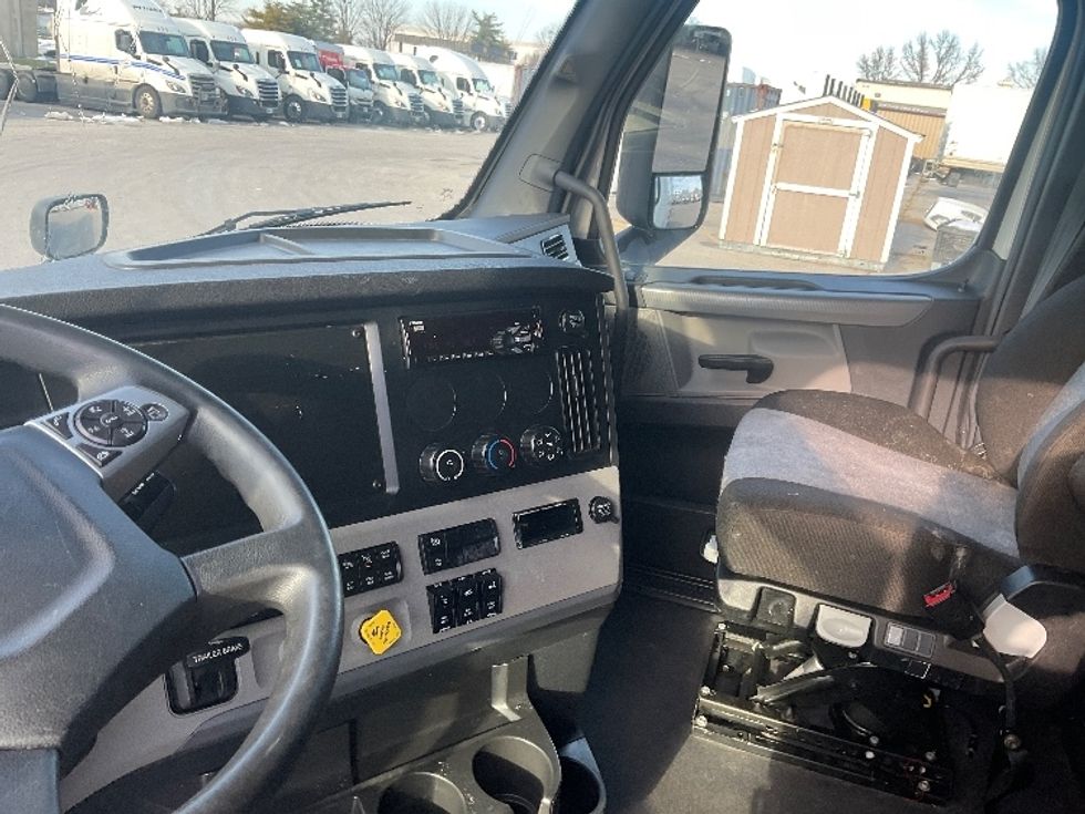 Sleeper Tractor-Heavy Duty Tractors-Freightliner-2021-T12664ST-Moberly-MO-774,974\n\t\tmiles-$ 38,750 - Image 10