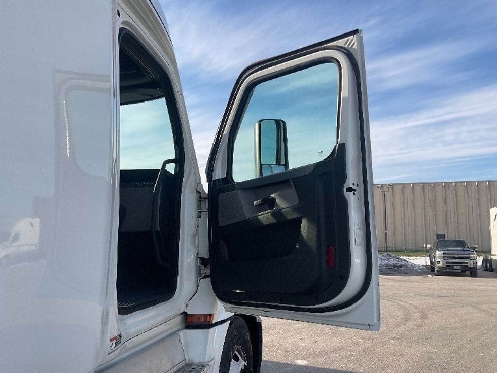 Sleeper Tractor-Heavy Duty Tractors-Freightliner-2021-T12664ST-Moberly-MO-774,974\n\t\tmiles-$ 38,750 - Image 13