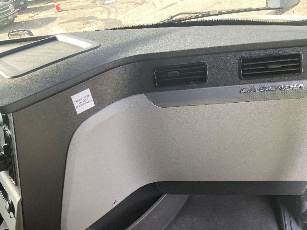 Sleeper Tractor-Heavy Duty Tractors-Freightliner-2021-T12664ST-Moberly-MO-774,974\n\t\tmiles-$ 38,750 - Image 14