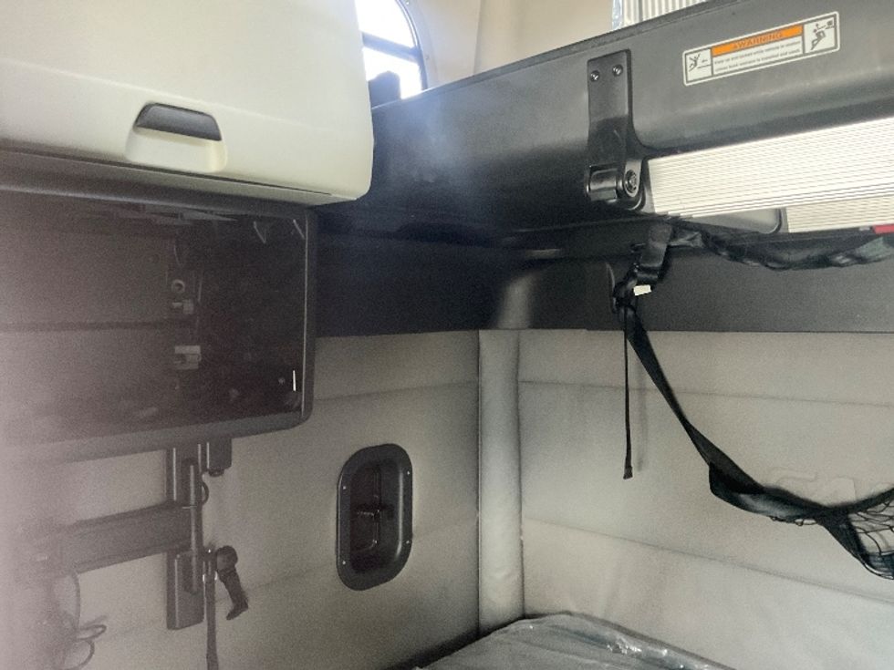 Sleeper Tractor-Heavy Duty Tractors-Freightliner-2021-T12664ST-Moberly-MO-774,974\n\t\tmiles-$ 38,750 - Image 19