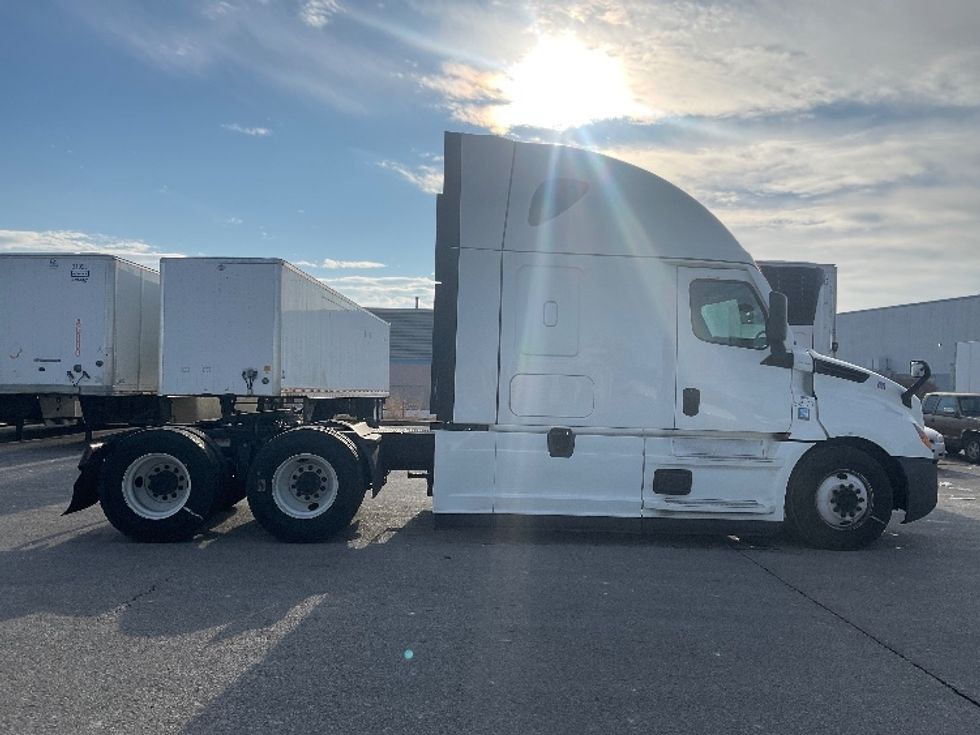 Sleeper Tractor-Heavy Duty Tractors-Freightliner-2021-T12664ST-Moberly-MO-774,974\n\t\tmiles-$ 38,750 - Image 8