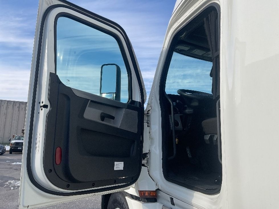 Sleeper Tractor-Heavy Duty Tractors-Freightliner-2021-T12664ST-Moberly-MO-774,974\n\t\tmiles-$ 38,750 - Image 9