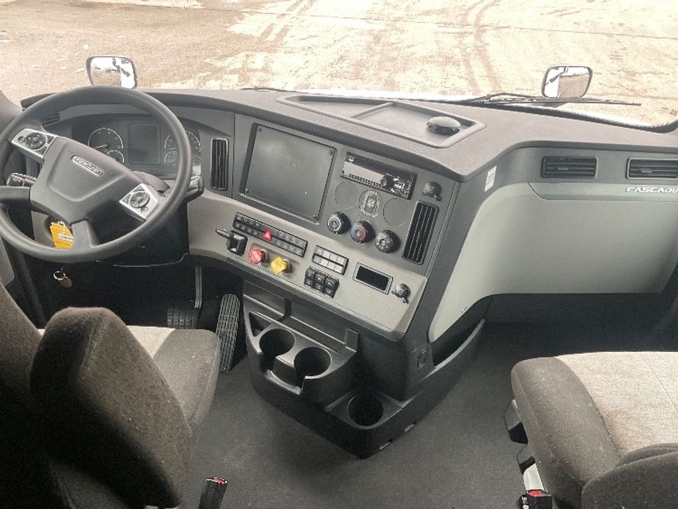 Sleeper Tractor-Heavy Duty Tractors-Freightliner-2021-T12664ST-Moberly-MO-813,436\n\t\tmiles-$ 35,250 - Image 12