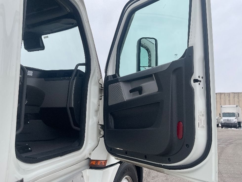 Sleeper Tractor-Heavy Duty Tractors-Freightliner-2021-T12664ST-Moberly-MO-813,436\n\t\tmiles-$ 35,250 - Image 13