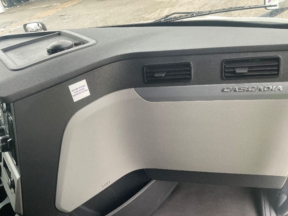 Sleeper Tractor-Heavy Duty Tractors-Freightliner-2021-T12664ST-Moberly-MO-813,436\n\t\tmiles-$ 35,250 - Image 14