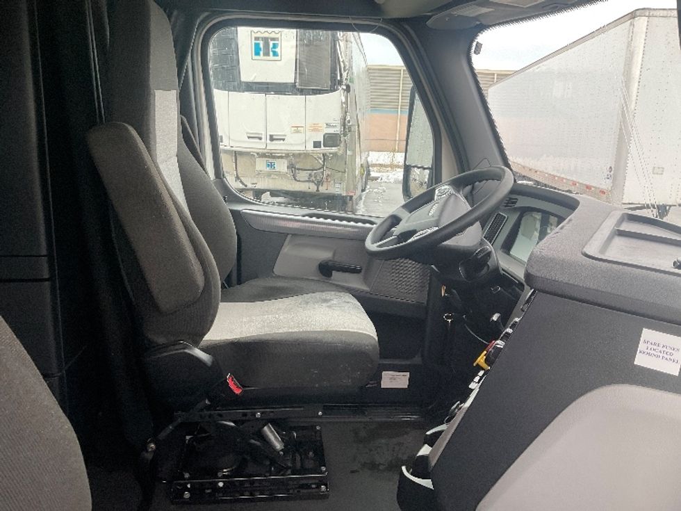 Sleeper Tractor-Heavy Duty Tractors-Freightliner-2021-T12664ST-Moberly-MO-813,436\n\t\tmiles-$ 35,250 - Image 15