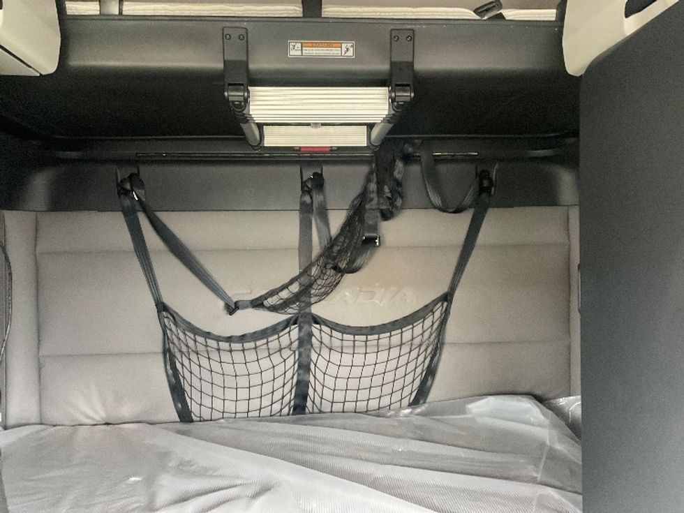 Sleeper Tractor-Heavy Duty Tractors-Freightliner-2021-T12664ST-Moberly-MO-813,436\n\t\tmiles-$ 35,250 - Image 16