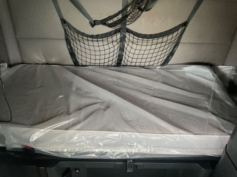 Sleeper Tractor-Heavy Duty Tractors-Freightliner-2021-T12664ST-Moberly-MO-813,436\n\t\tmiles-$ 35,250 - Image 17