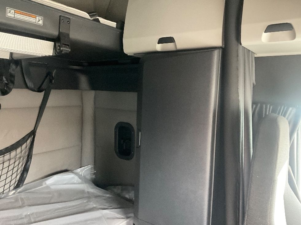 Sleeper Tractor-Heavy Duty Tractors-Freightliner-2021-T12664ST-Moberly-MO-813,436\n\t\tmiles-$ 35,250 - Image 18