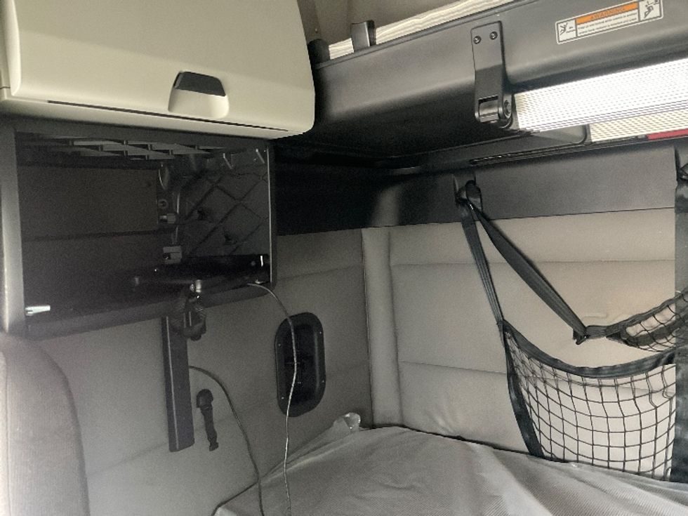 Sleeper Tractor-Heavy Duty Tractors-Freightliner-2021-T12664ST-Moberly-MO-813,436\n\t\tmiles-$ 35,250 - Image 19