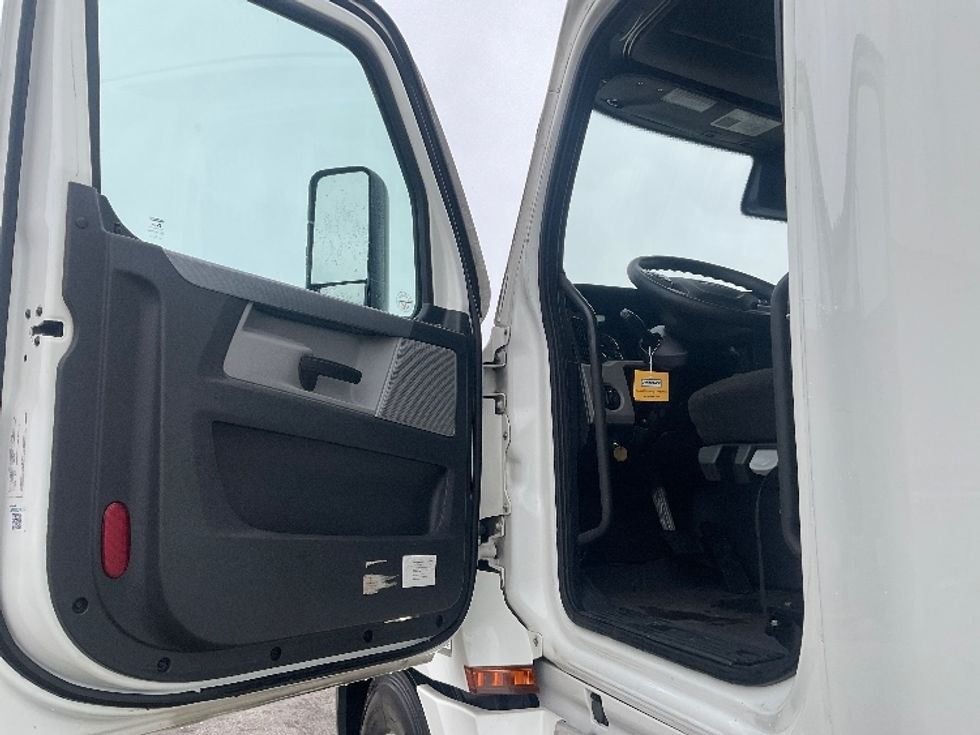 Sleeper Tractor-Heavy Duty Tractors-Freightliner-2021-T12664ST-Moberly-MO-813,436\n\t\tmiles-$ 35,250 - Image 9