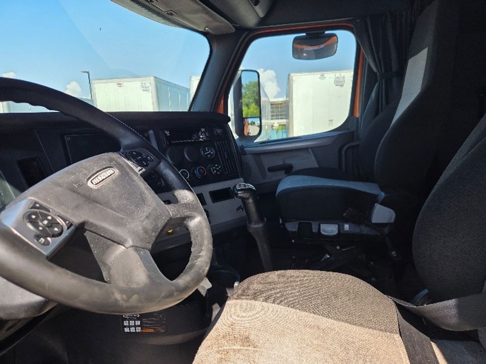 Sleeper Tractor-Heavy Duty Tractors-Freightliner-2021-T12664ST-Mobile-AL-558,715\n\t\tmiles-$ 56,500 - Image 10