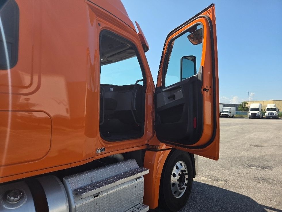 Sleeper Tractor-Heavy Duty Tractors-Freightliner-2021-T12664ST-Mobile-AL-558,715\n\t\tmiles-$ 56,500 - Image 13