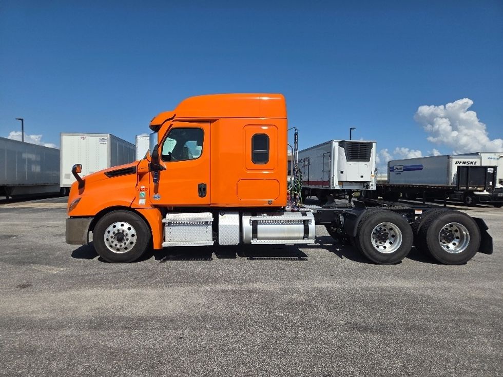 Sleeper Tractor-Heavy Duty Tractors-Freightliner-2021-T12664ST-Mobile-AL-558,715\n\t\tmiles-$ 56,500 - Image 4