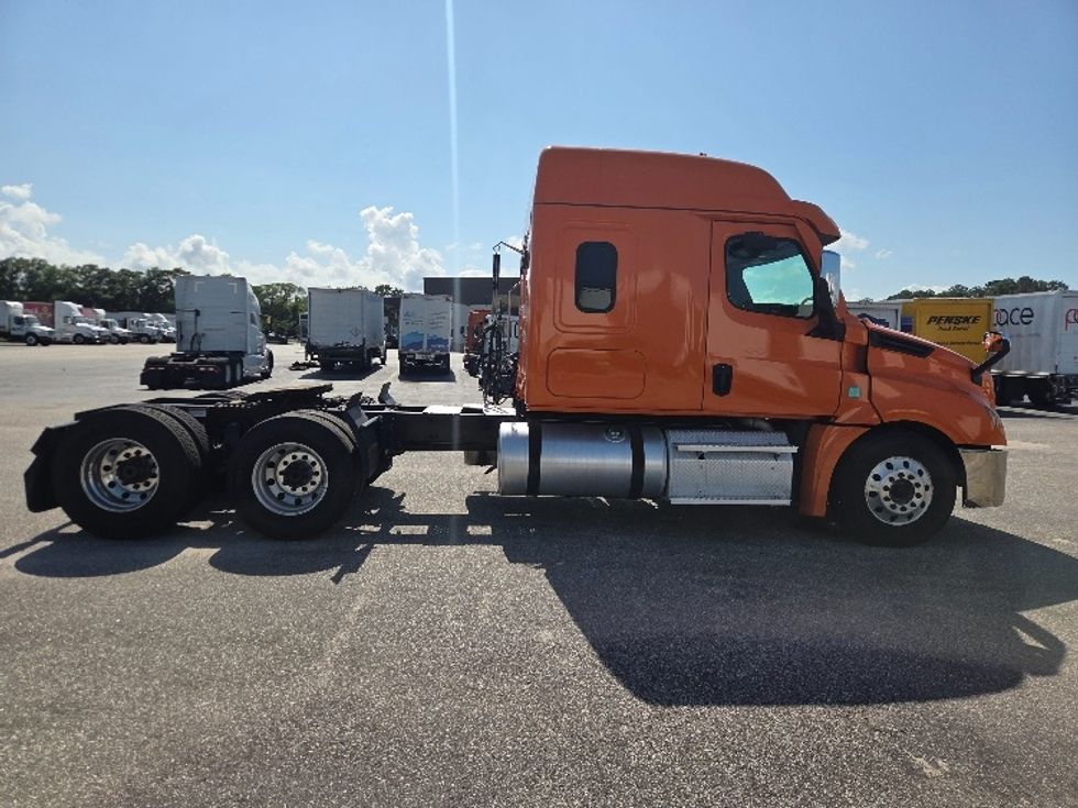 Sleeper Tractor-Heavy Duty Tractors-Freightliner-2021-T12664ST-Mobile-AL-558,715\n\t\tmiles-$ 56,500 - Image 8