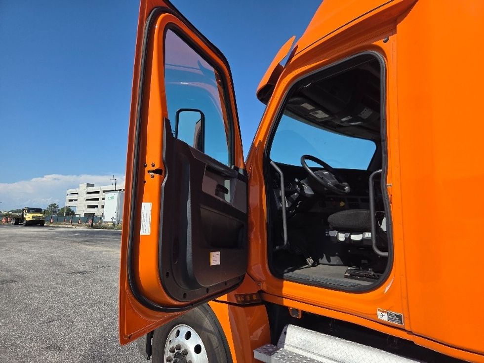 Sleeper Tractor-Heavy Duty Tractors-Freightliner-2021-T12664ST-Mobile-AL-558,715\n\t\tmiles-$ 56,500 - Image 9