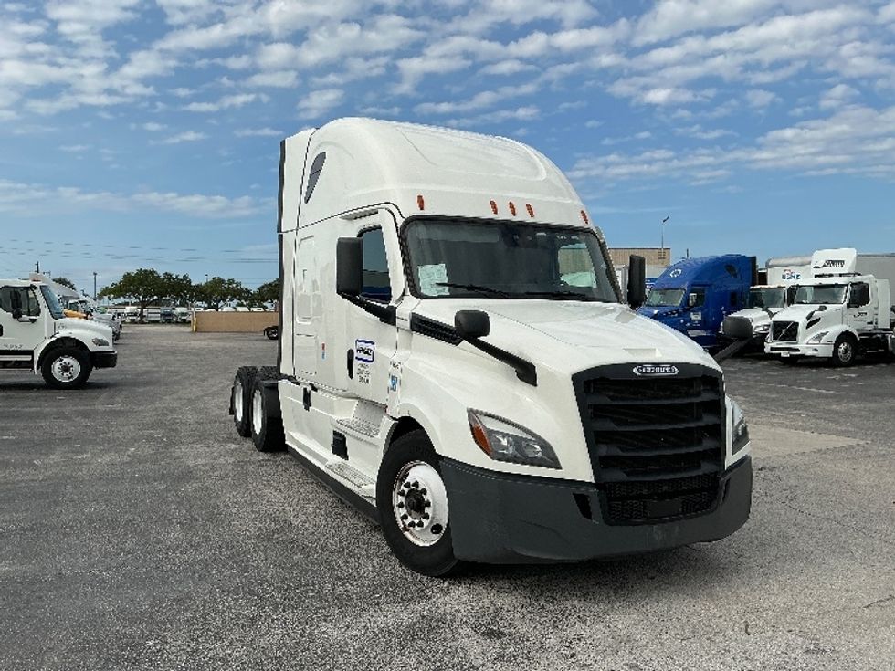 Sleeper Tractor-Heavy Duty Tractors-Freightliner-2021-T12664ST-Mobile-AL-624,619\n\t\tmiles-$ 52,500 - Image 1